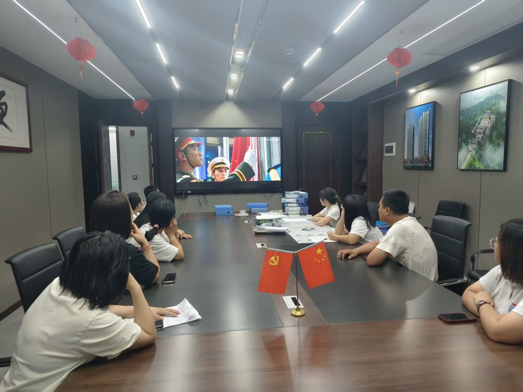 賡續(xù)紅色血脈，凝聚奮進力量 —— 易順建工集團黨支部國慶觀影《我和我的祖國》